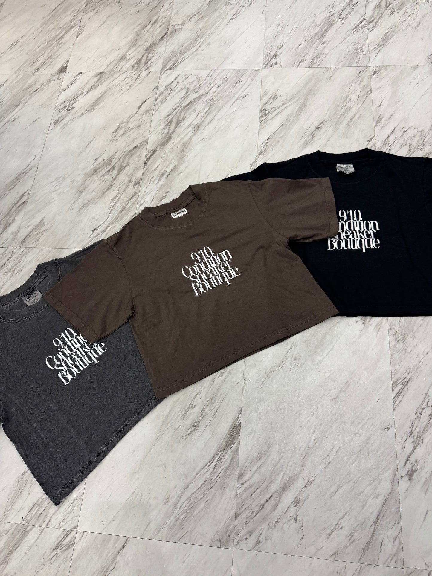 9/10 Font Crop Top (W)