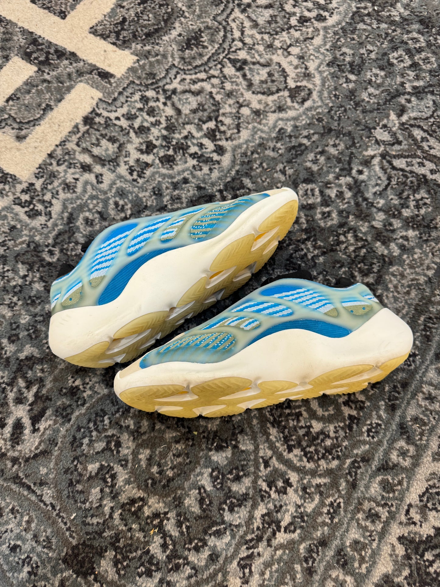 Pre-owned Yeezy 700 V3 Azareth