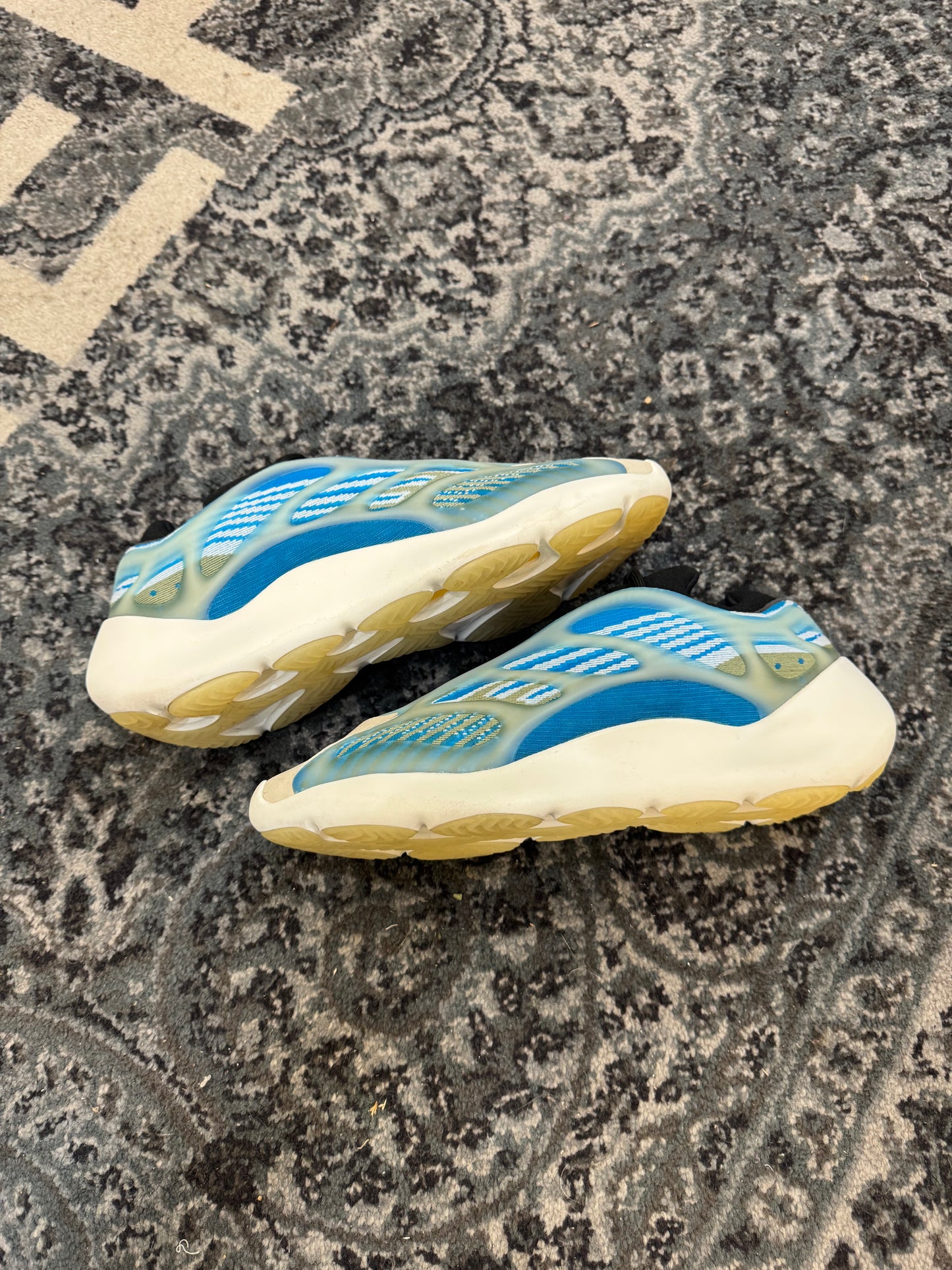 Pre-owned Yeezy 700 V3 Azareth