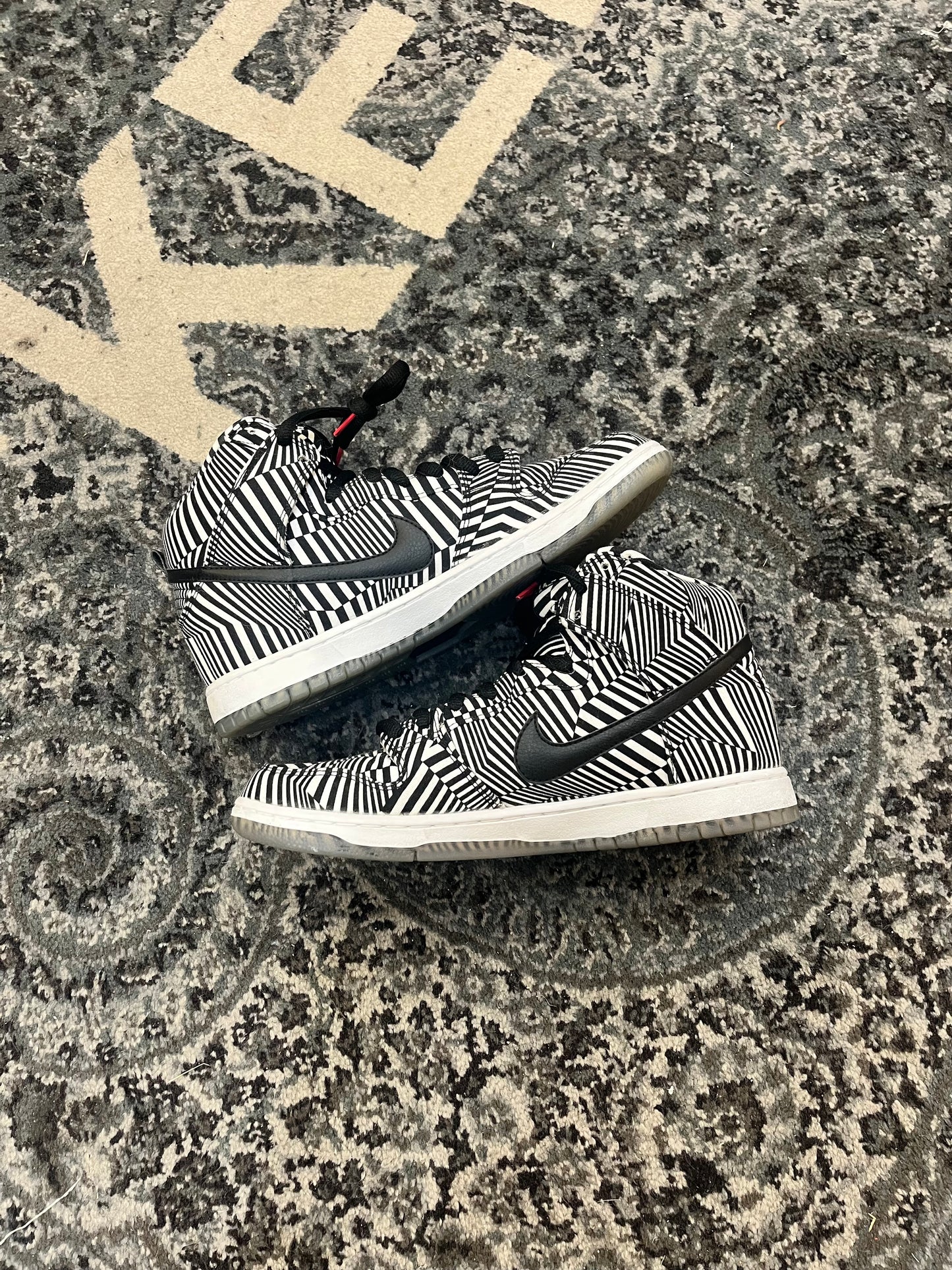 Pre-owned SB Dunk High Concepts Car